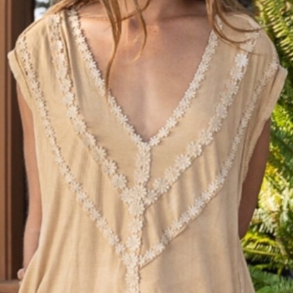 SOLD 🛍️Daisy Embroidery Lace Trim Sleeveless Top - Picture 3 of 11